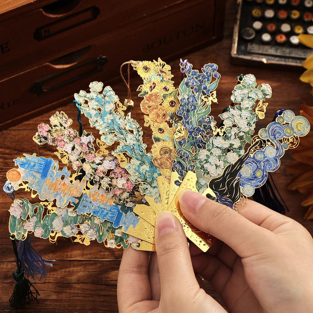 Marque-page floral en métal — détail du motif